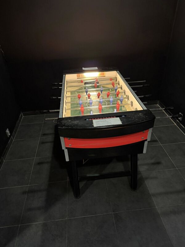 Stolní fotbálek v moderním interiéru