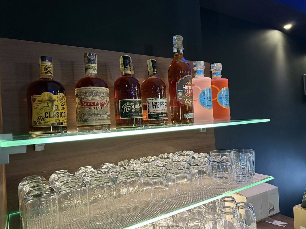 Prémiové destiláty na LED podsvíceném baru